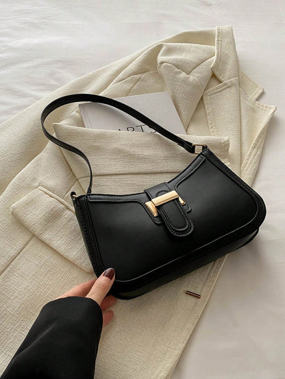 Clara | Crescent Shoulder Bag i Trendig Solid Färg