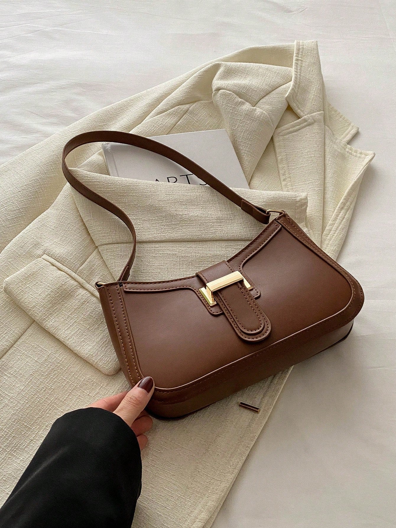 Clara | Crescent Shoulder Bag i Trendig Solid Färg