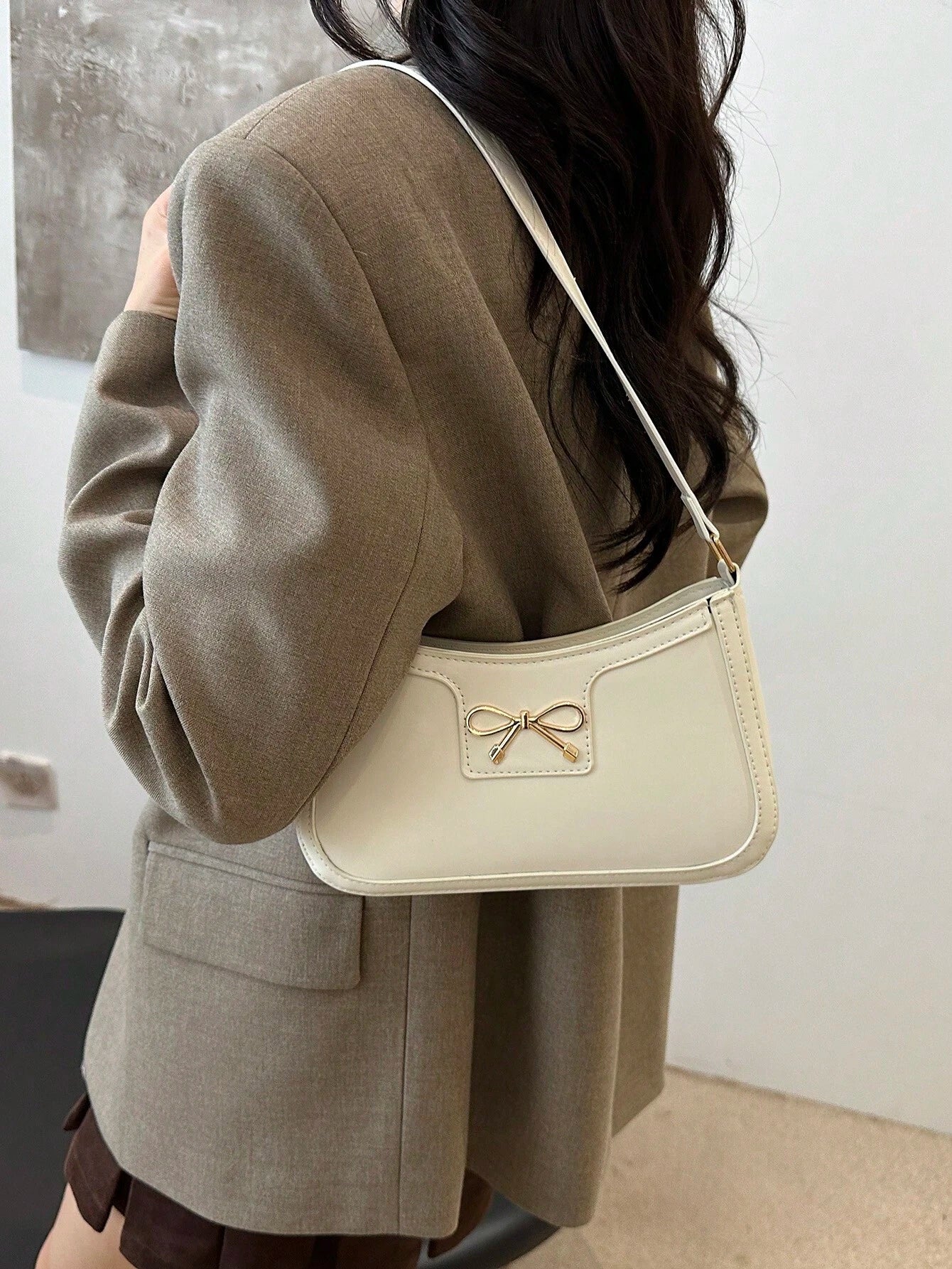 Clara | Crescent Shoulder Bag i Trendig Solid Färg