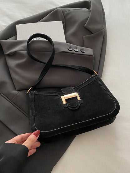 Clara | Crescent Shoulder Bag i Trendig Solid Färg