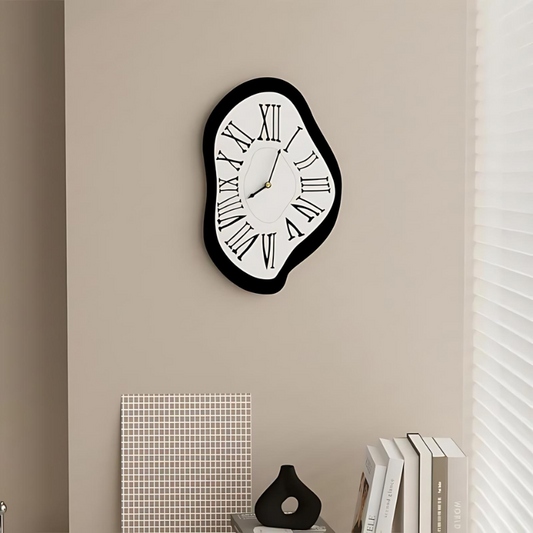 Timetra | Surrealistisk Väggklocka i Antik Design