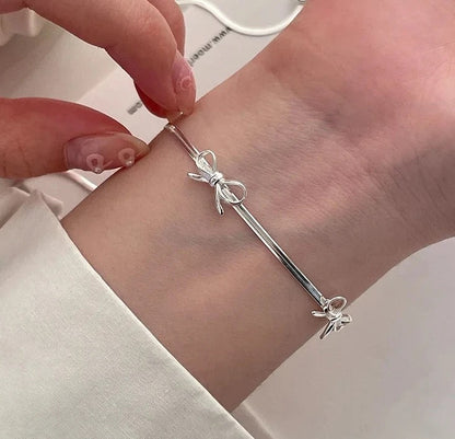 Bow Charm | Elegant Armband med Söt Rosett