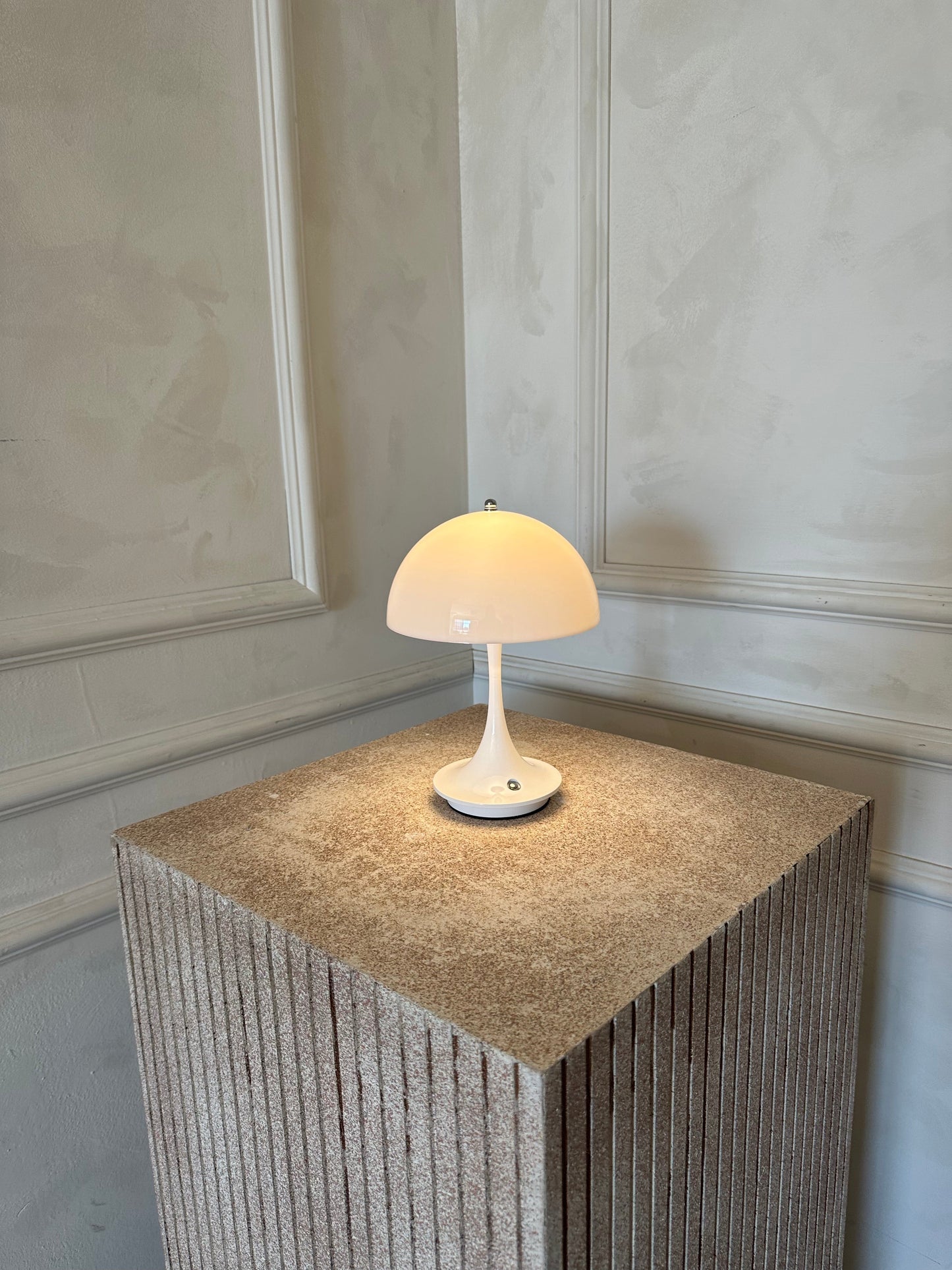 SleekLuxe Bordslampa - Elegant Design med Justerbar Belysning