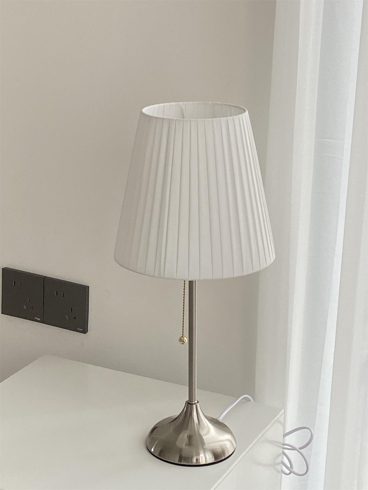 StilrenSkugga Bordslampa | Modern Belysning med Elegant Lampkåpa