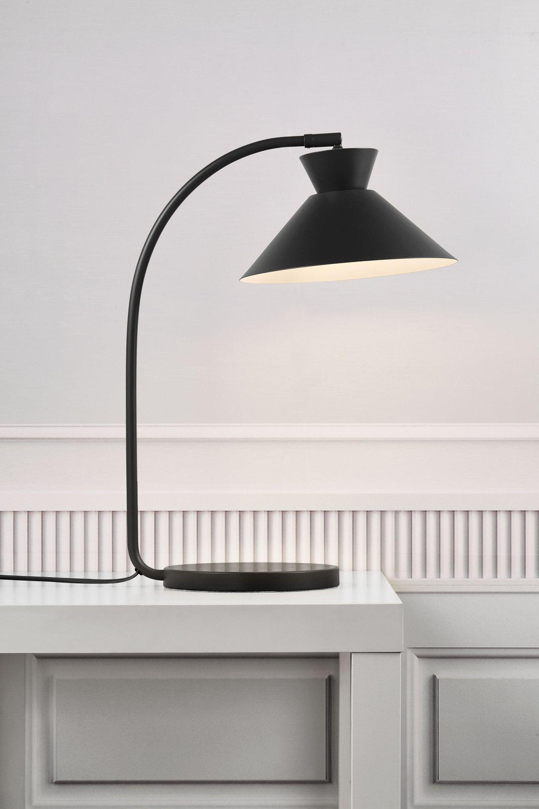 EleganceCurve Bordslampa | Lyxig Svart Bureaulampa - Elegant och Modern