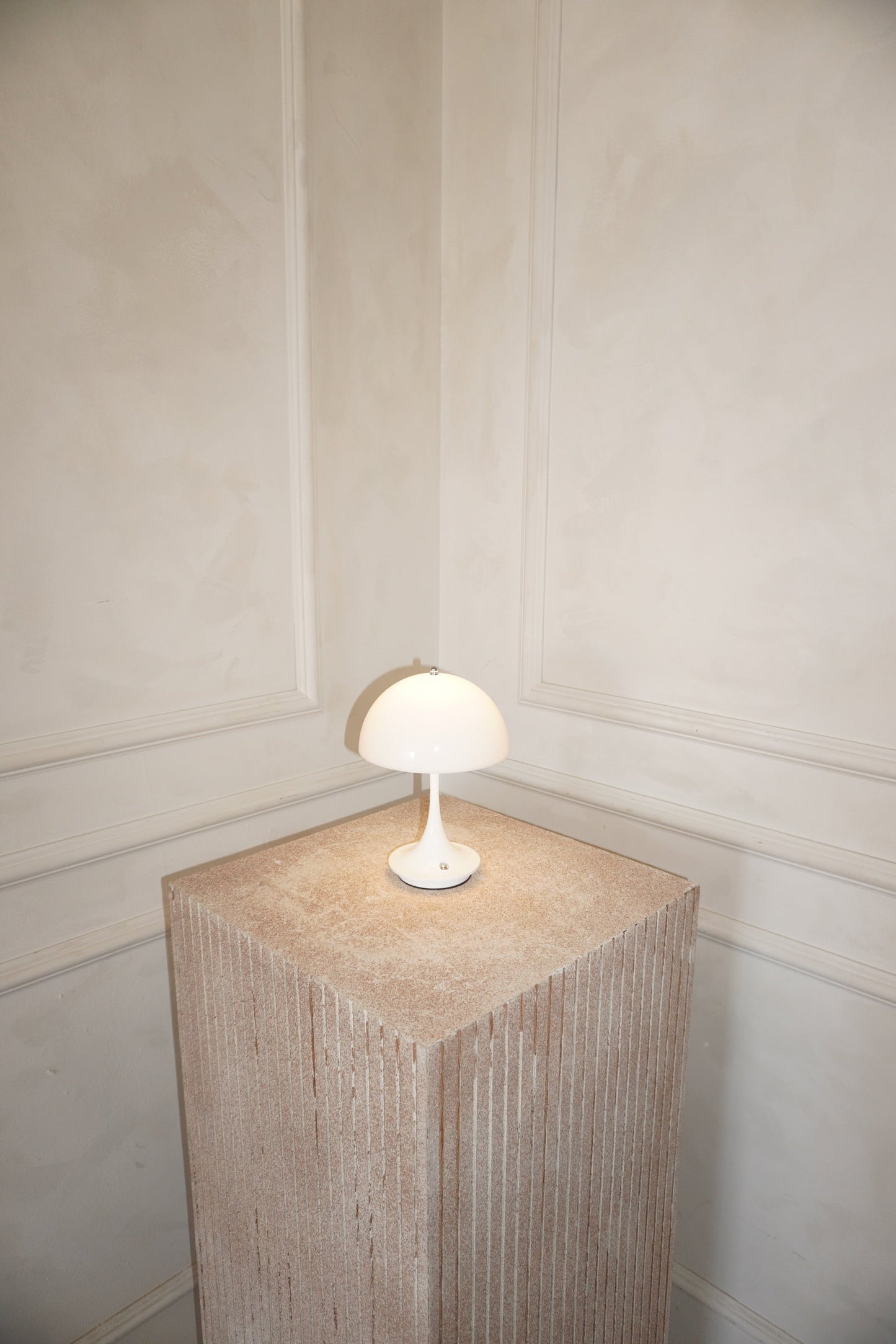 SleekLuxe Bordslampa - Elegant Design med Justerbar Belysning