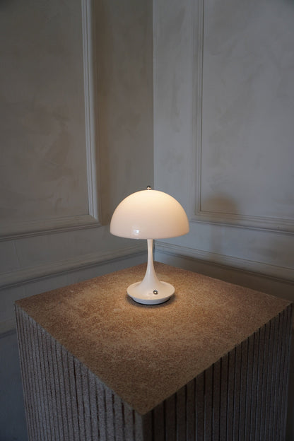 SleekLuxe Bordslampa - Elegant Design med Justerbar Belysning