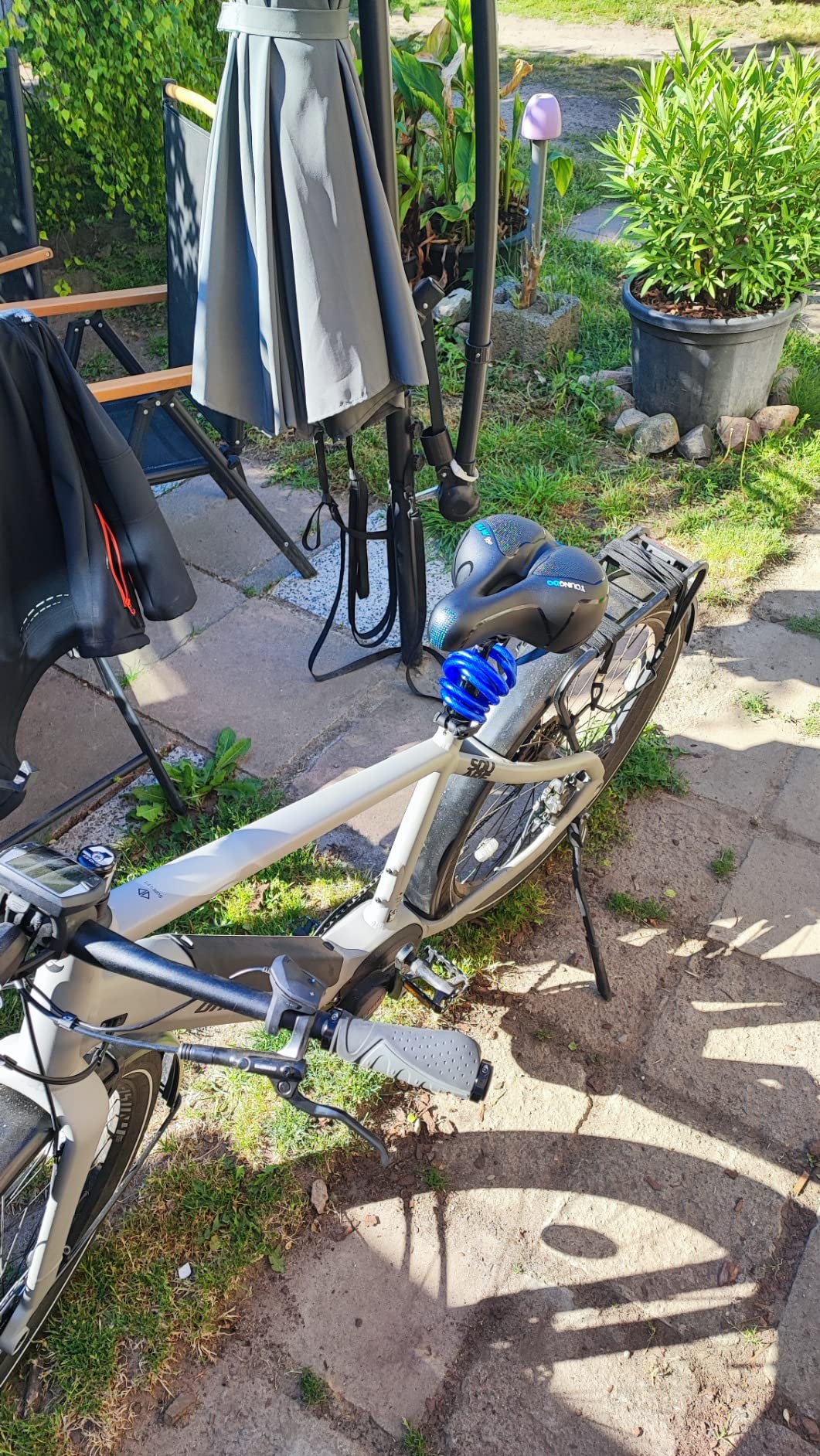 Framifrån på en cykel med den blå varianten av komfortsadeln med ergonomisk design