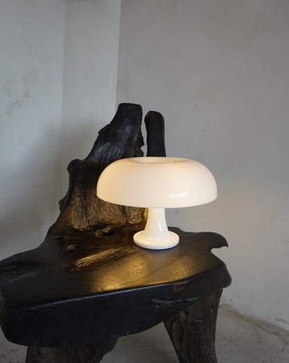 MushroomGlow Bordslampa | Innovativ Design med Bred Paddenstolskupa - Lyxig och Elegant Belysning