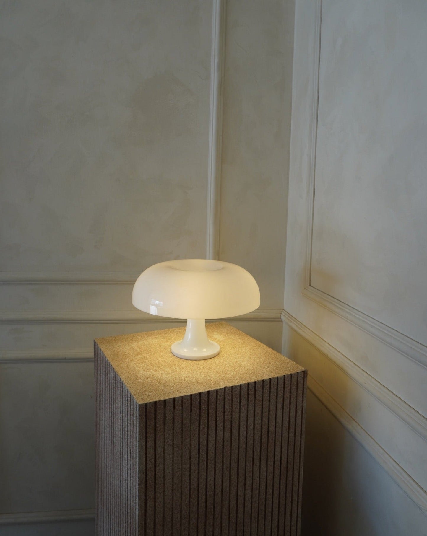 MushroomGlow Bordslampa | Innovativ Design med Bred Paddenstolskupa - Lyxig och Elegant Belysning